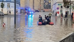 Die Frau war in der Gunoldstraße aufgrund der Wassermassen unter einen Bus gedrückt worden. Sie befindet sich noch immer in Lebensgefahr.  (Bild: STADT WIEN|BERUFSFEUERWEHR WIEN)