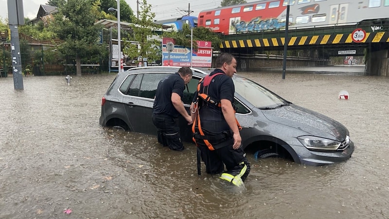 Due to the large number of emergency calls, the emergency services had to deal with the operations in blocks. (Bild: STADT WIEN|BERUFSFEUERWEHR WIEN)