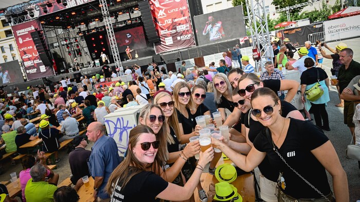Raise your cups! This group from Mattsee in Salzburg spent the weekend at the "Krone" festival ...