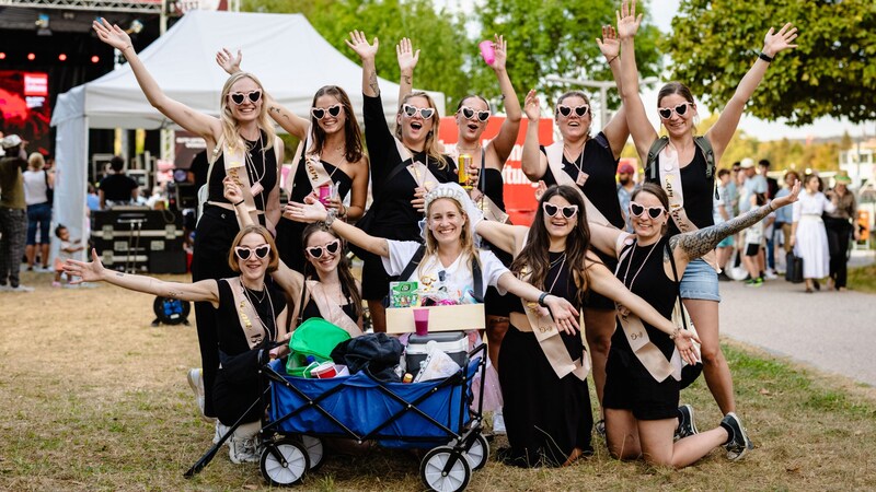 Am 14. September läuft Julia in den Hafen der Ehe ein. Zuvor machte sie in Linz einen Cocktailkurs, versammelte sich mit Freundinnen am „Krone“-Fest und verkaufte dort selbst gemachten Sangria. (Bild: Urbantschitsch Mario)