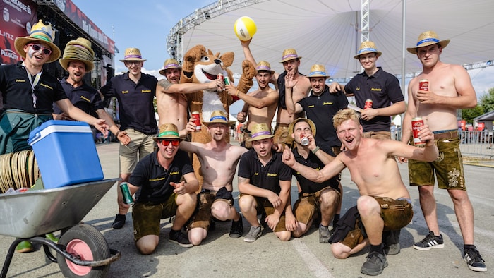 Möglicherweise floss das eine oder andere Bier! Tobias Peham (27, links) aus Neukirchen am Walde ...