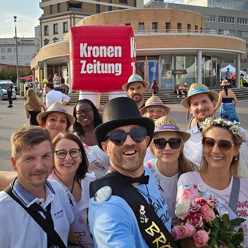 Amors Pfeil traf sie vor acht Jahren am „Krone“-Fest: Nun heiratet Christian Steinkellner (48, mit Zylinder) seine Nicole (46, re.). Mit Freunden wurde – natürlich – am Fest gepoltert. (Bild: zVg)