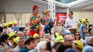 Hawaii-Hemd, riesige Brille und roter Hut: solche Outfits machen das Fest bunt! (Bild: Wenzel Markus)