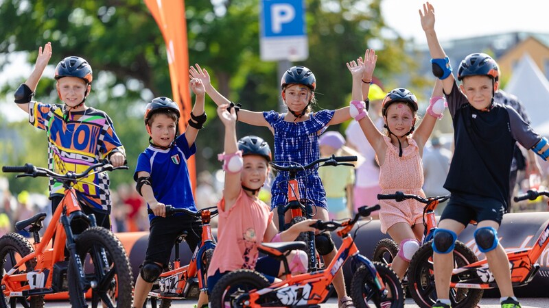 Richtig cool Kurven kratzen und jubeln: Die Kids hatten am KTM Motohall Kids Racing Parcours ihren Spaß, zogen gemeinsam auf den E-Bikes ihre Runden . (Bild: Urbantschitsch Mario)