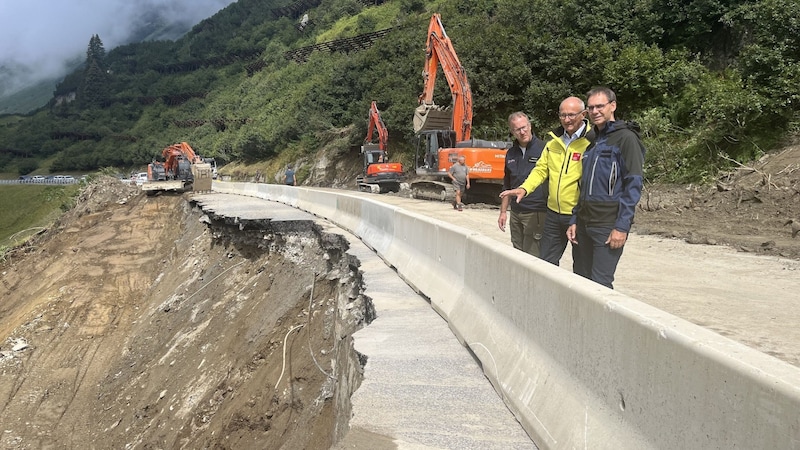 Bereits am Samstag machten sich die beiden Landeshauptmänner Anton Mattle (Tirol) und Markus Wallner (Vorarlberg) ein Bild von der Arlbergstraße. (Bild: Land Tirol/Muigg)