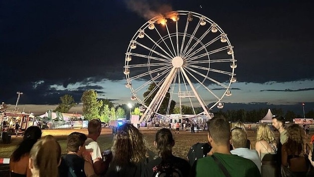 Two gondolas caught fire at the Highfield Festival near Leipzig on Saturday evening. (Bild: glomex)