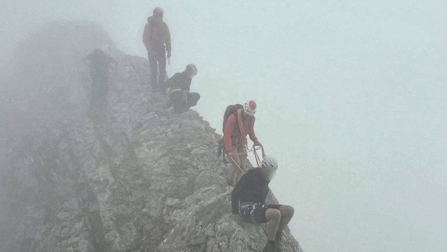 Die Innsbrucker Bergretter brachten das Paar, das sich nicht mehr weiter traute, unter schwierigen Wetterbedingungen sicher von der Rumer Spitze. (Bild: Bergrettung Innsbruck, Krone KREATIV)