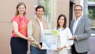 Urkundenübergabe (v. l.): Wirtschaftslandesrätin Barbara Eibinger-Miedl (ÖVP), Christoph und ...