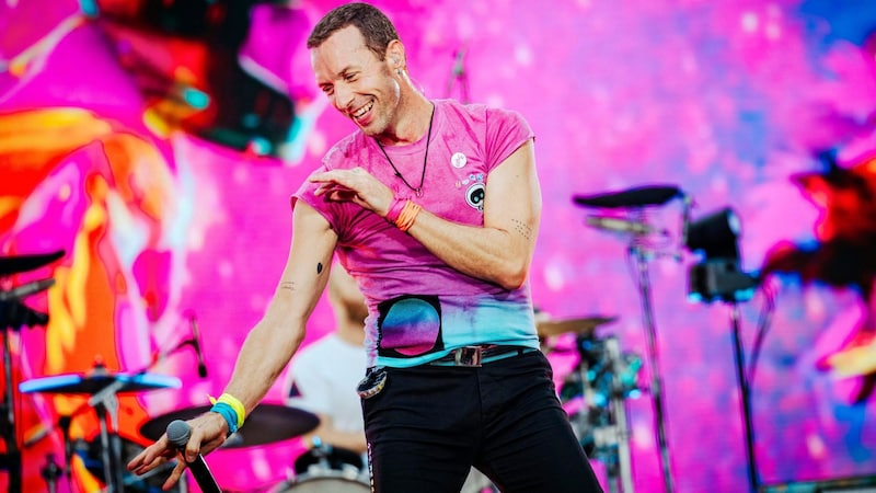 Coldplay will transform the Ernst Happel Stadium into a colorful party scene with their unforgettable hits and a spectacular show. (Bild: Nathan Reinds)