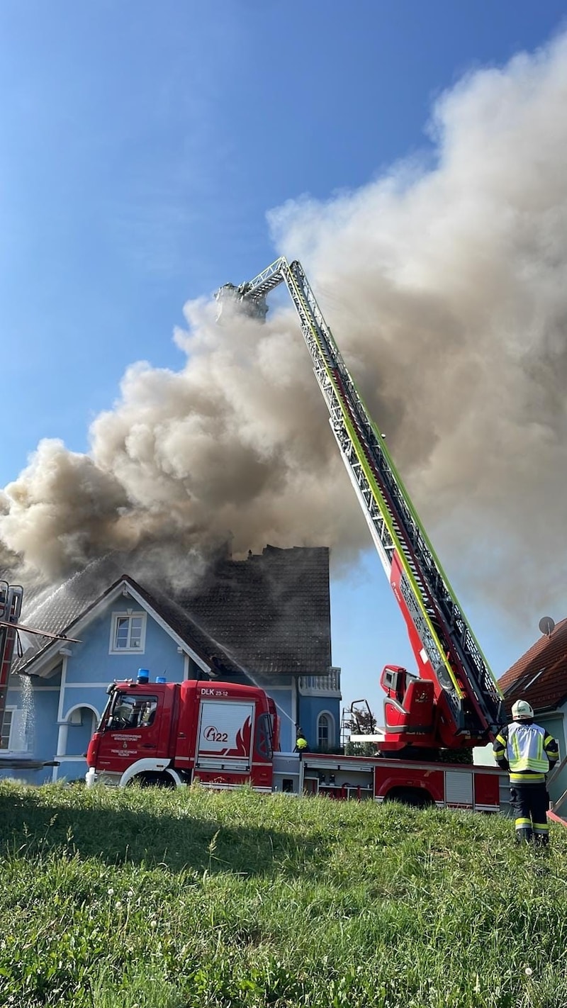 Large clouds of smoke over the house in Riegersburg (Bild: FF Feldbach)