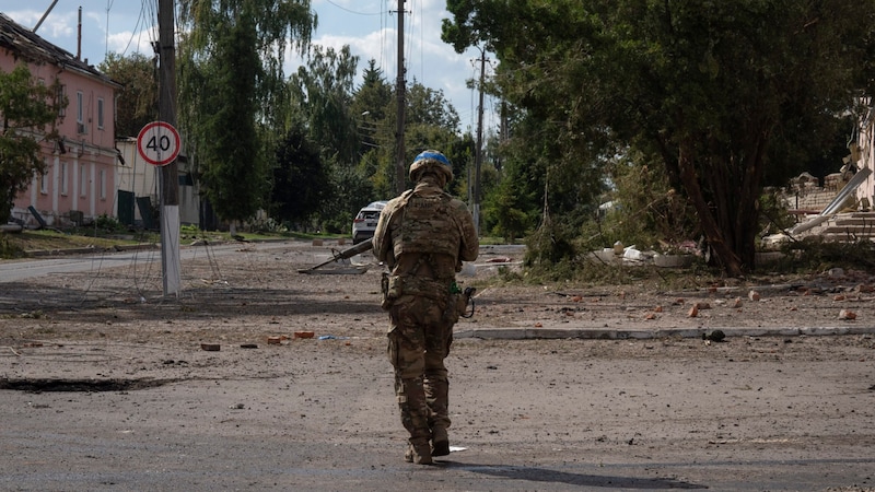 A Ukrainian soldier in Kursk (Bild: AP)