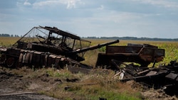 Zerstörte russische Panzer in Kursk am Freitag (Bild: AP)