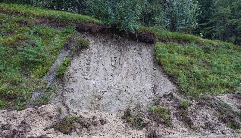 Auch aufgeweichte Hänge und Böschungen rutschten ab.  (Bild: Einsatzdoku.at)