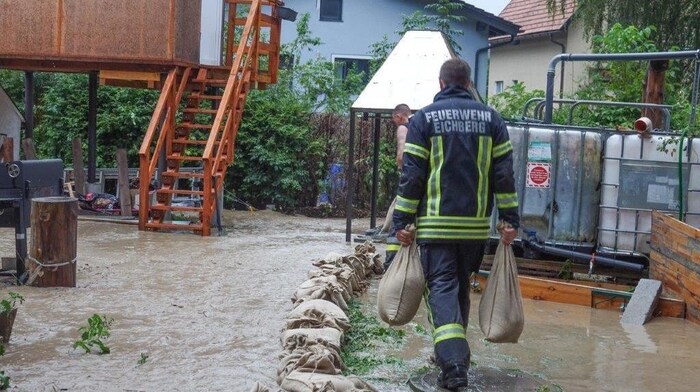 Mit Sandsäcken wurde versucht, die Fluten einzudämmen. 