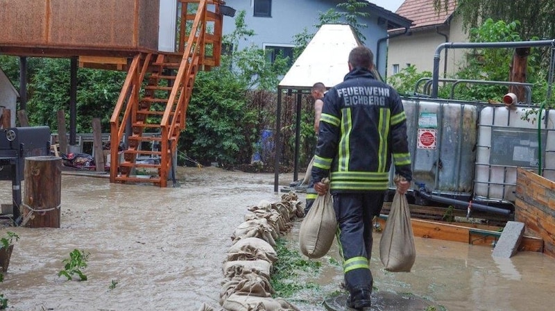 Mit Sandsäcken wurde versucht, die Fluten einzudämmen.  (Bild: Einsatzdoku.at)