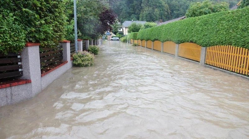 Gassen in der Region Gloggnitz verwandelten sich in Bäche. (Bild: Einsatzdoku.at)