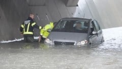 Dieser Autolenker saß in einer überfluteten Unterführung in Gloggnitz nahe der Baustelle für den Semmeringbasistunnel fest – die Feuerwehr rückte an.   (Bild: Einsatzdoku.at)