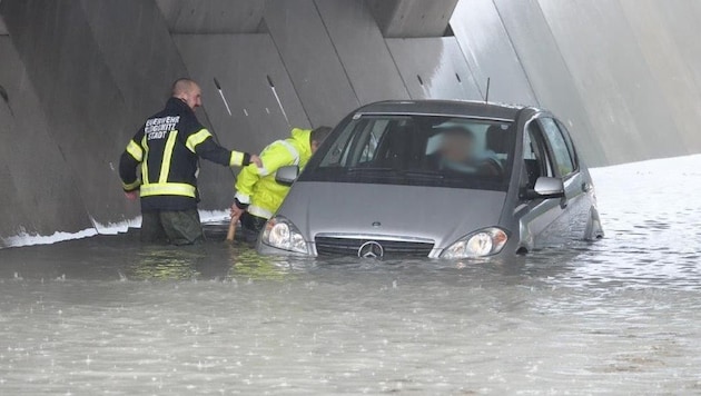 Dieser Autolenker saß in einer überfluteten Unterführung in Gloggnitz nahe der Baustelle für den Semmeringbasistunnel fest – die Feuerwehr rückte an.   (Bild: Einsatzdoku.at)