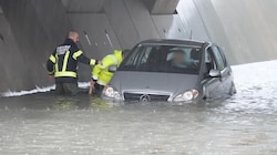 Dieser Autolenker saß in einer überfluteten Unterführung in Gloggnitz nahe der Baustelle für den Semmeringbasistunnel fest – die Feuerwehr rückte an.   (Bild: Einsatzdoku.at)