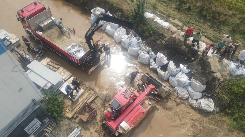 Heavy equipment had to be used to remove the mud in Hollabrunn. (Bild: OBI Ing. Stefan Obritzhauser)