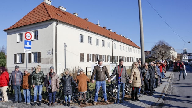 In January, the residents of the Südtiroler Siedlung formed a long human chain around the houses in protest. (Bild: Tschepp Markus)