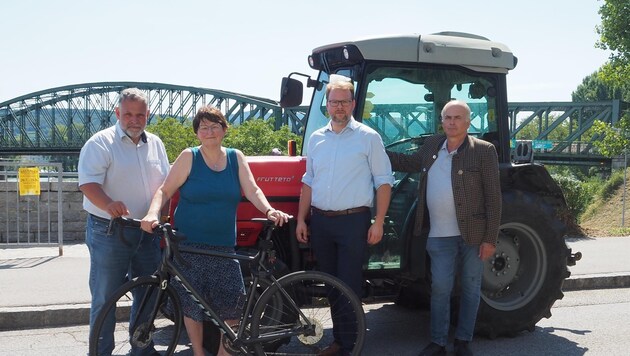 Florian Kamleitner (3rd from left), his ÖVP colleagues and the winegrowers' chairman get involved in the bridge discussion (Bild: VP Krems)