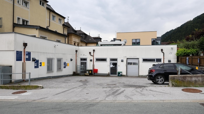 Mehrere Hinweistafel weisen auf die drohende Strafe hin