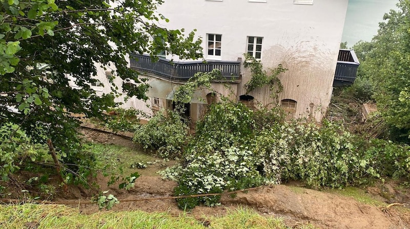 Aus diesem Haus in Zell am See-Thumersbach musste ein Verletzter geborgen werden. (Bild: BH Zell am See)