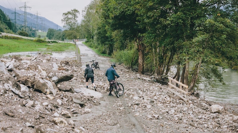 Holidaymakers ignored a roadblock and battled their way over debris on bikes. (Bild: EXPA/ JFK)