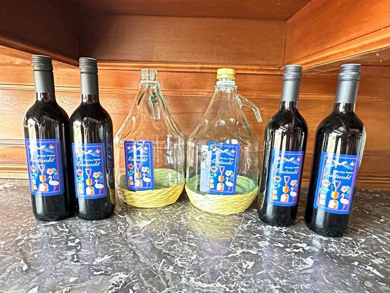 The double magnum bottles are also available in the "Eintunkt" version, to match the latest garden thriller by successful author Martina Parker, who "investigated" the Polczer family's winery for her new book. (Bild: Christian Schulter)