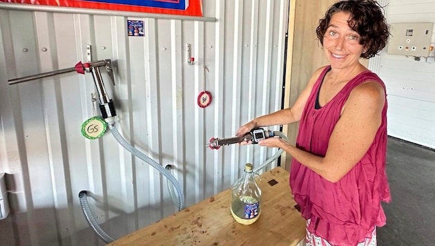 Fill up on wine, please! This is now possible at the Polczer winery in Eisenberg an der Pinka. This is Burgenland's first wine filling station. (Bild: Christian Schulter)