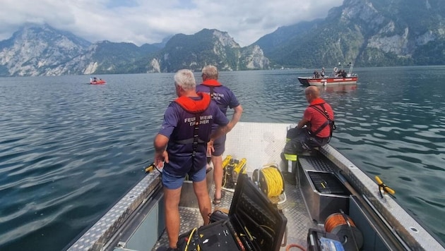 Die Feuerwehrtaucher hatten am Traunsee Erfolg und fanden den vermissten Familienvater.  (Bild: Abschnittskommando Mondsee)