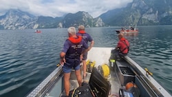 Die Feuerwehrtaucher hatten am Traunsee Erfolg und fanden den vermissten Familienvater.  (Bild: Abschnittskommando Mondsee)