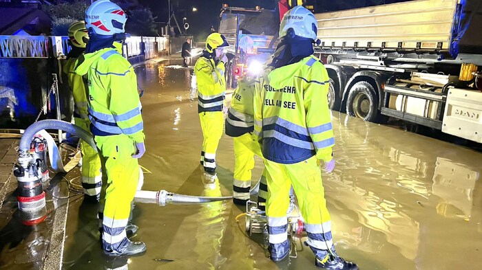Großes Aufräumen im Pinzgau: Die Feuerwehren waren in Kaprun und Zell am See im Dauereinsatz.