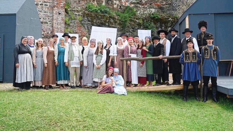 Das Ensemble von Musical Güssing brillierte bei „Anatevka“. (Bild: Musical Güssing)