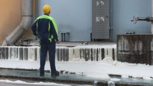 Der weiße Schaum stammt offenbar aus der Papierfabrik bei Nettingsdorf, ob er umweltschädlich ...