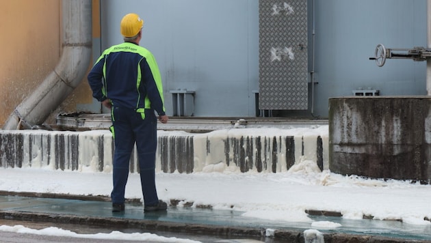 The white foam apparently originated from the paper mill near Nettingsdorf; it is still unclear whether it is harmful to the environment (Bild: Matthias Lauber/laumat.at)