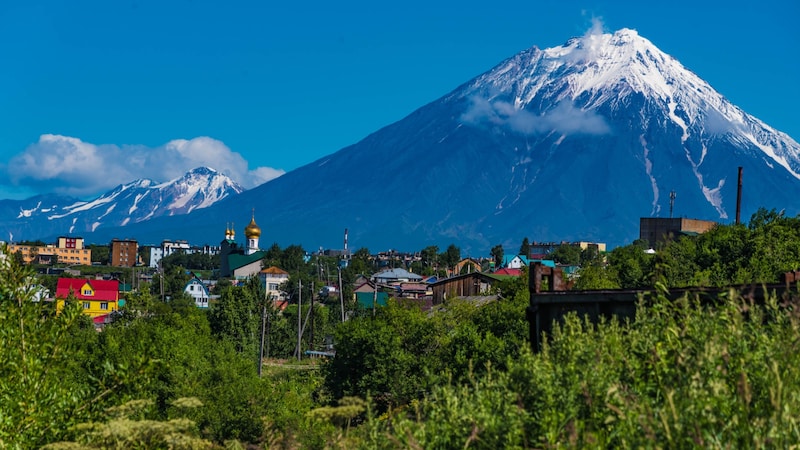 The neighboring Koryakskaya volcano (Bild: stock.adobe.com/driendl)