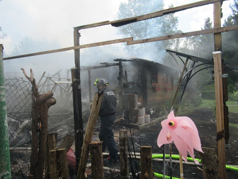 Von der Gartenhütte blieb nicht viel über. (Bild: BFV Leoben/Demmerer H.)