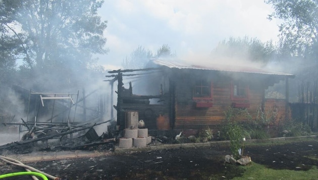 Rasch stand die Hütte in Vollbrand. (Bild: BFV Leoben/Demmerer H.)