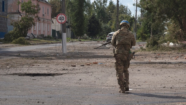 A Ukrainian soldier in the center of the Russian city of Sudzha. (Bild: AP)