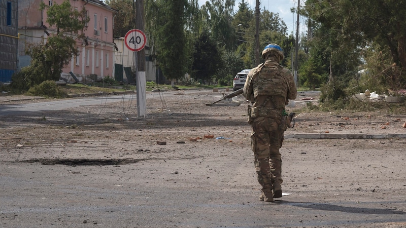 Ein ukrainischer Soldat in der russischen Region Kursk (Bild: AP)