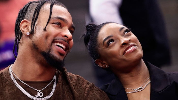 Simone Biles (re.) und Jonathan Owens