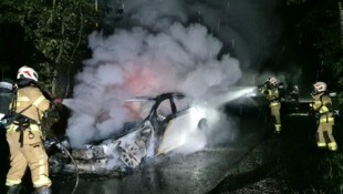 Das Auto ging in Flammen auf (Bild: FF Großgmain)