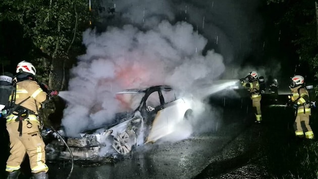 Das Auto ging in Flammen auf (Bild: FF Großgmain)