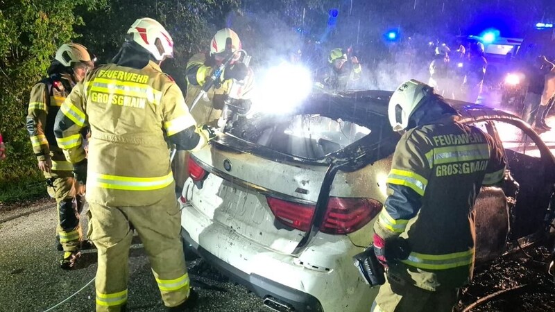 Die Feuerwehr bei der Brandbekämpfung (Bild: FF Großgmain)