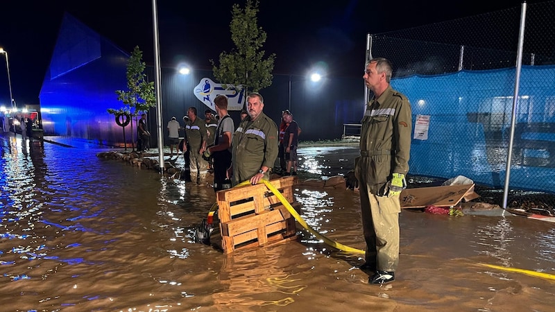 Sonntagabend wurde Hollabrunn wie schon am Freitag großflächig überflutet. (Bild: BFKDO Hollabrunn)