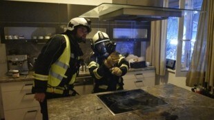 Die Andorfer Feuerwehrleute bei der Spurensuche in der Küche