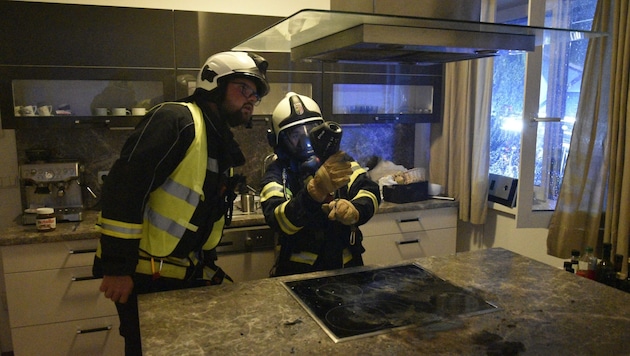 The Andorf firefighters searching for clues in the kitchen (Bild: FF Andorf)