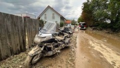 Seit Freitag arbeiten die Einsatzkräfte auf Hochtouren, um die Verwüstungen der Unwetter zu beseitigen.  (Bild: APA/DOKU-N)